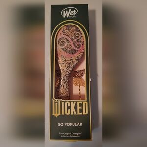 Wicked Detangular Wet Brush/ Includes Butterfly Hair Clips.